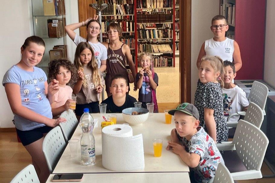 POURING RADIONICA ZA DJECU: Kreacija, znatiželja i eksperimentiranje s bojama