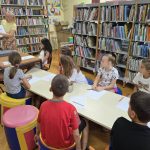„BAJKOVITA KNJIŽNICA” U GRADSKOJ KNJIŽNICI I ČITAONICI VALPOVO: Priče, mašta i kreativne ruke