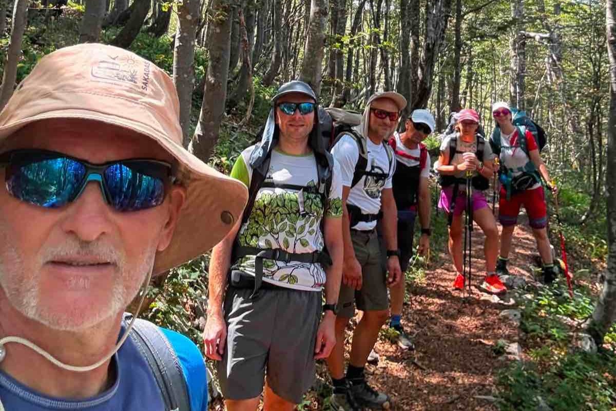 DJECA IZ ŠUME PONOVNO PROBIJAJU GRANICE: Na godišnji odmor dvonožnim pogonom i s kućom na leđima – 150 kilometara preko Velebita
