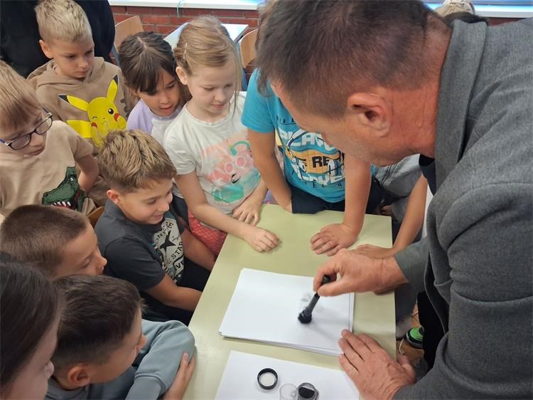 ZAJEDNO VIŠE MOŽEMO: Radionica otiska prsta u školi u Bizovcu
