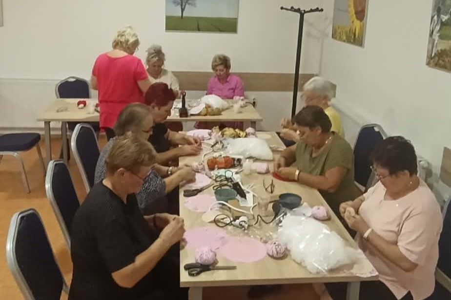 ODRŽANA KREATIVNA RADIONICA U BIZOVCU: Vrijedne ruke umirovljenica za Ligu protiv raka Valpovštine