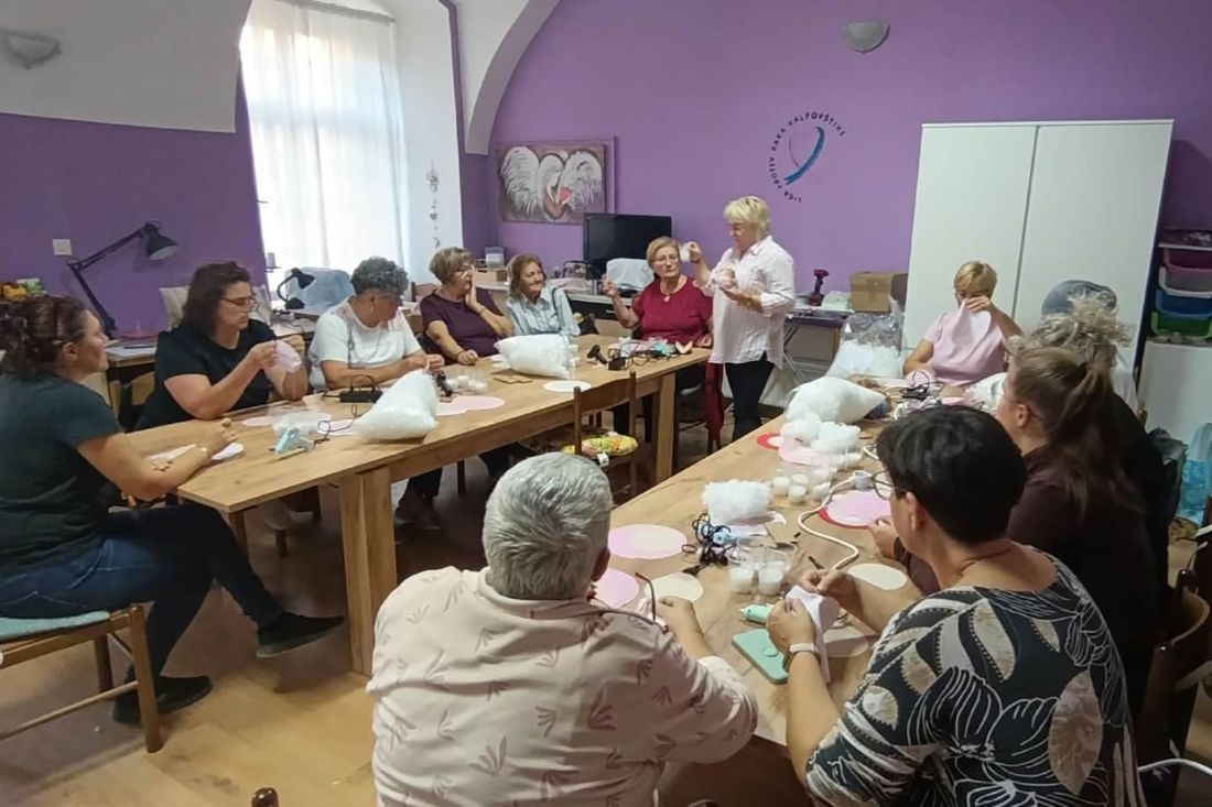 ODRŽANA KREATIVNA RADIONICA U VALPOVU: Vrijedne ruke za Ligu protiv raka Valpovštine