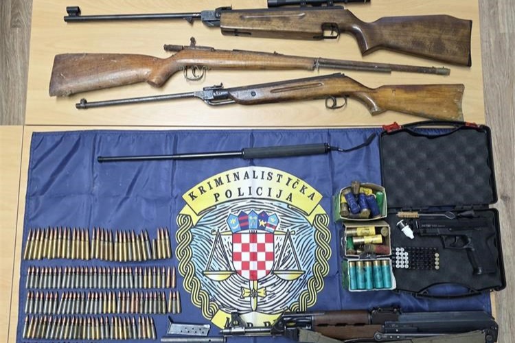 U pretrazi pronađeno oružje i streljivo